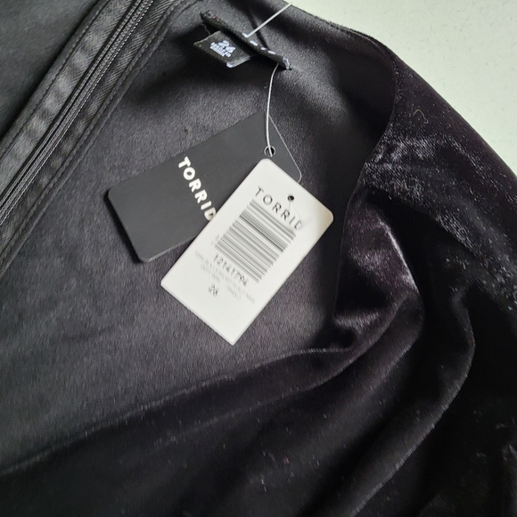 Size 26 Plus Size Grad Bridesmaid Prom Formal Gown NWT Torrid Black Velvet Long - Picture 2 of 4